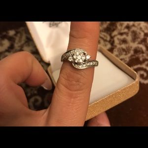 18K White Gold Round Diamond Halo Cluster Ring